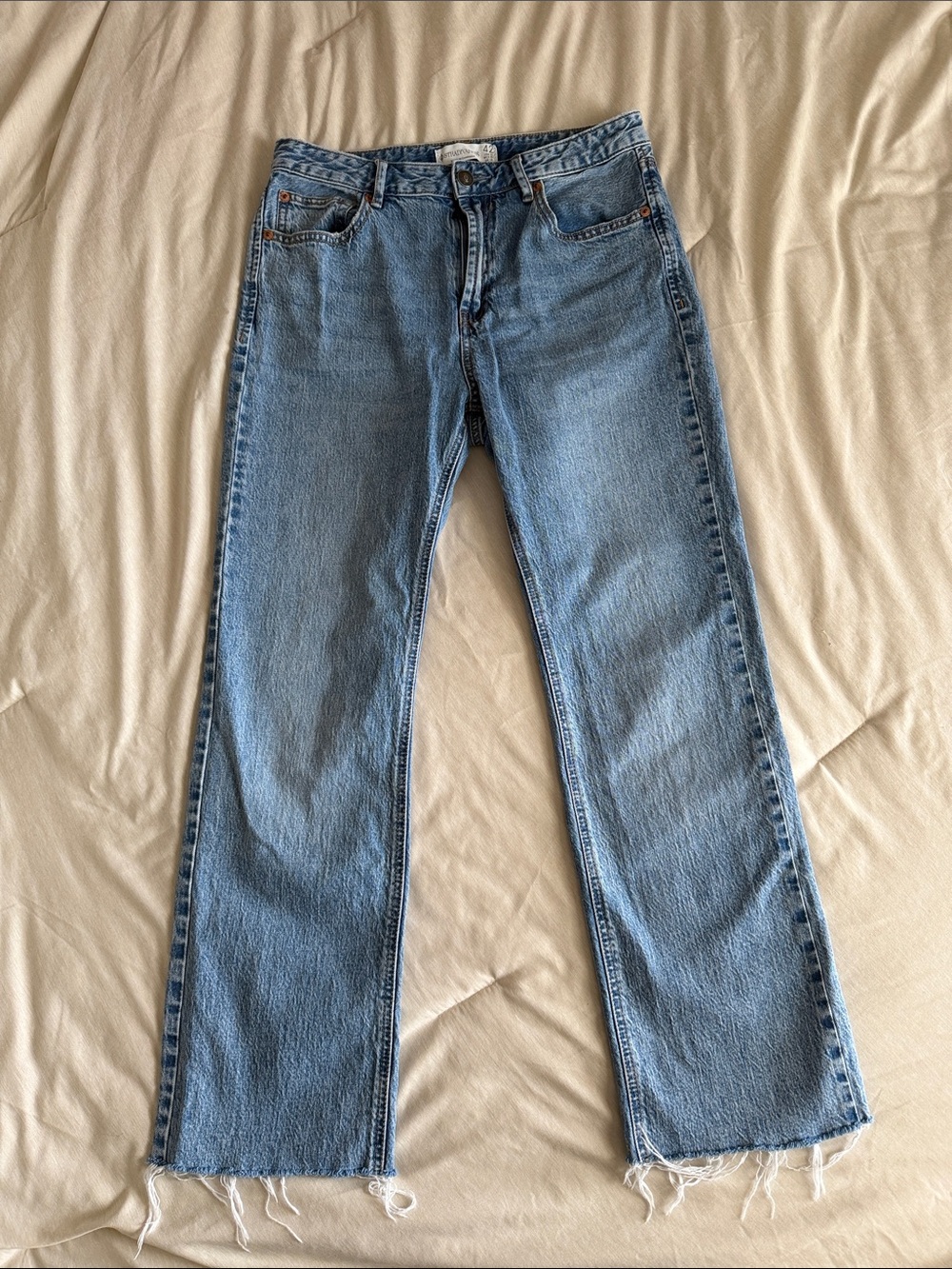 Stradivarius women’s High Waisted Straight-Leg Blue Jeans with raw hem